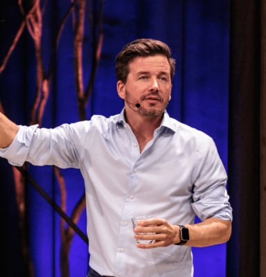 Jarno Duursma in actie tijdens een congres voor bibliotheekprofessionals.