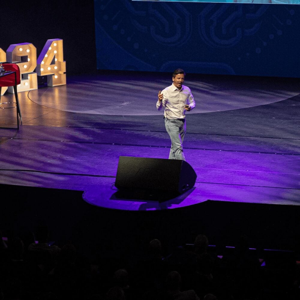Jarno Duursma op het podium bij het congres over mobiliteit.