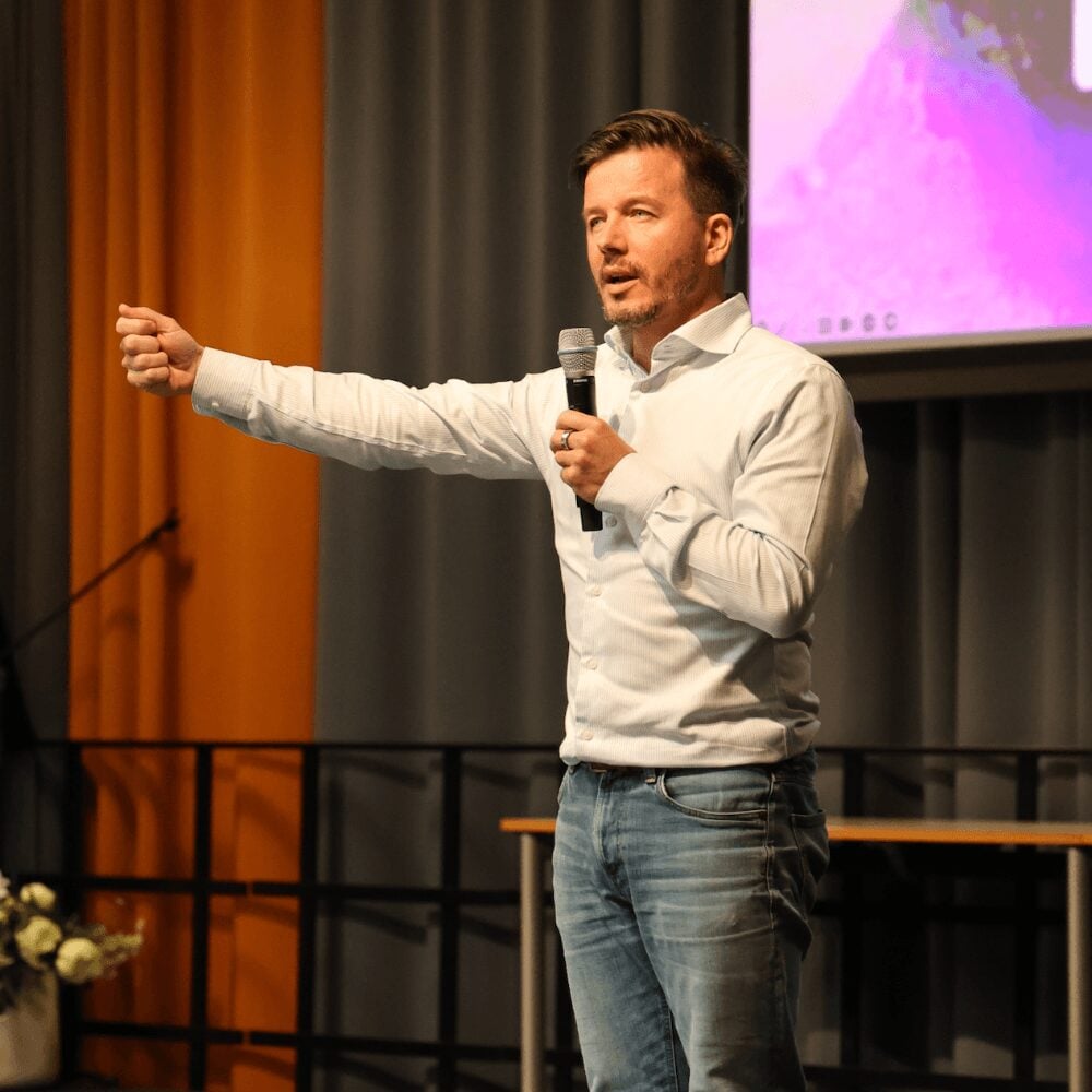 Jarno op het podium bij de Hanze Hogeschool Groningen onderwijs presentatie.